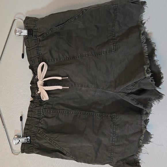 No Boundaries | Olive Green Raw Hem Pull On Shorts Size Large - Picture 2 of 8